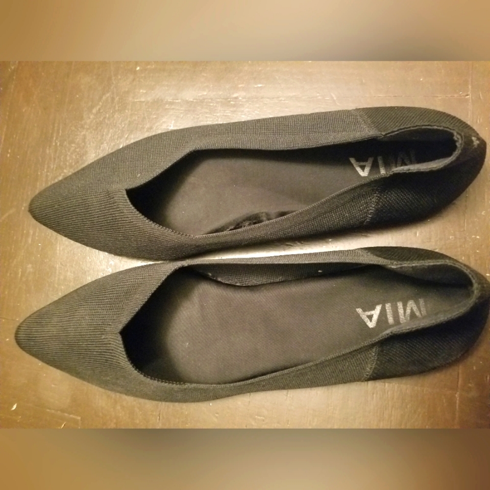 MIA black pointy flats